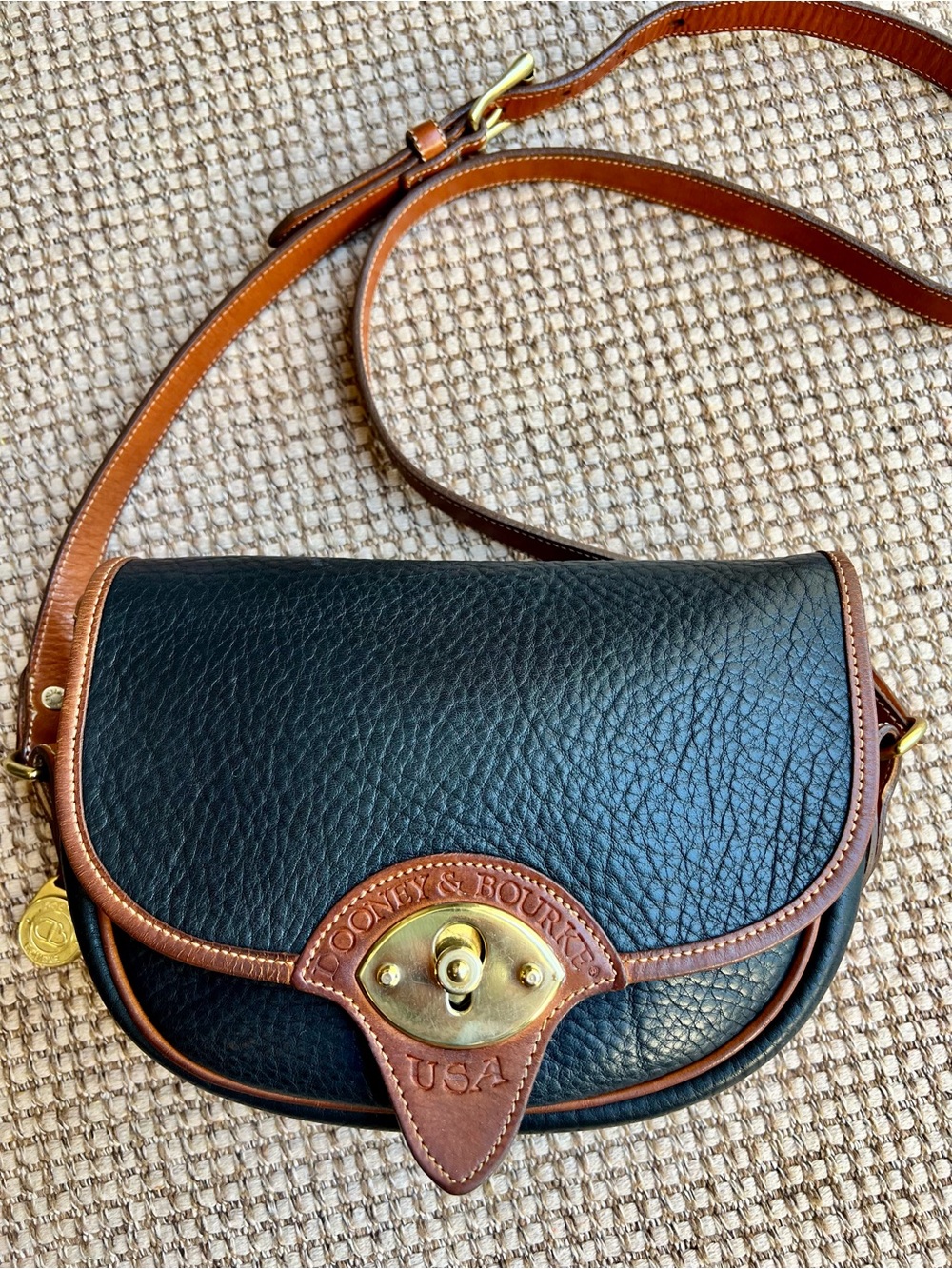 🦆Vintage Dooney & Bourke AWL Black Leather Cavalry Crossbody USA